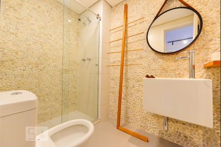 Banheiro de kitnet/studio para alugar com 1 quarto, 49m² em Parque Colonial, São Paulo