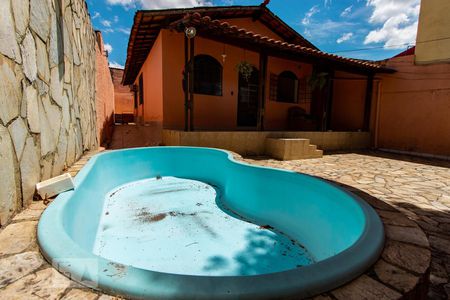 Casa à venda com 112m², 4 quartos e 2 vagasPiscina