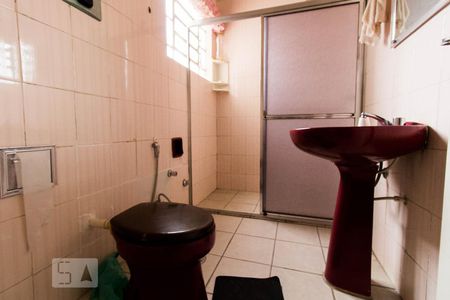 Banheiro de apartamento à venda com 3 quartos, 89m² em Santana, Porto Alegre
