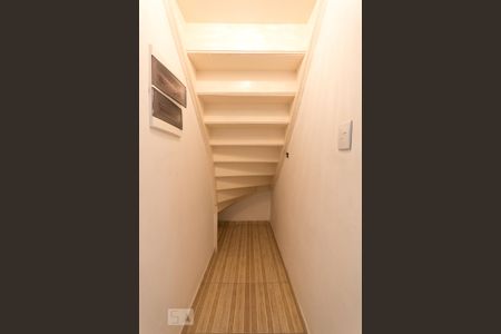 Escada  de casa para alugar com 2 quartos, 128m² em Ipiranga, São Paulo