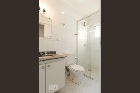 Banheiro de apartamento para alugar com 2 quartos, 50m² em Jardim Stetel, Santo André