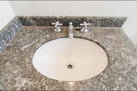 Banheiro de apartamento para alugar com 2 quartos, 50m² em Jardim Stetel, Santo André