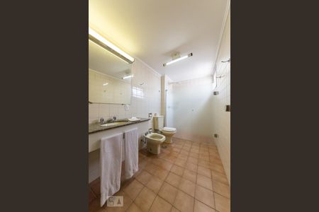 Banheiro de apartamento à venda com 1 quarto, 65m² em Centro, Campinas
