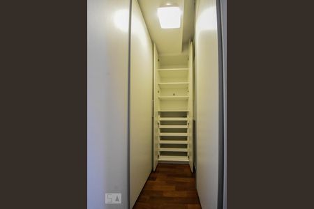 Apartamento à venda com 192m², 4 quartos e 3 vagas Apartamento à venda com 192m², 4 quartos e 3 vagasCloset