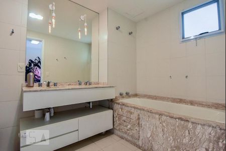 Apartamento à venda com 192m², 4 quartos e 3 vagas Apartamento à venda com 192m², 4 quartos e 3 vagasBanheiro Suíte 01