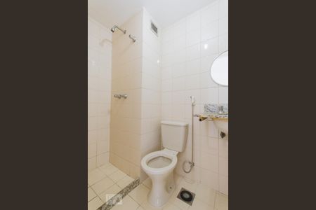 Banheiro de apartamento para alugar com 2 quartos, 53m² em Jacarepaguá, Rio de Janeiro