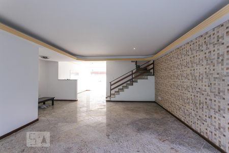 Sala de casa de condomínio para alugar com 4 quartos, 240m² em Recreio dos Bandeirantes, Rio de Janeiro