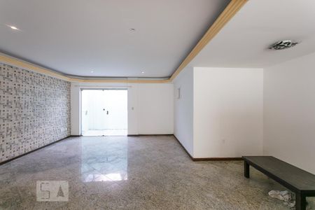 Sala de casa de condomínio para alugar com 4 quartos, 240m² em Recreio dos Bandeirantes, Rio de Janeiro