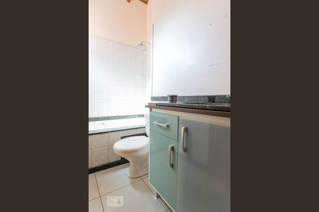 Casa de condomínio à venda com 198m², 3 quartos e 2 vagas Casa de condomínio à venda com 198m², 3 quartos e 2 vagasBanheiro da suíte