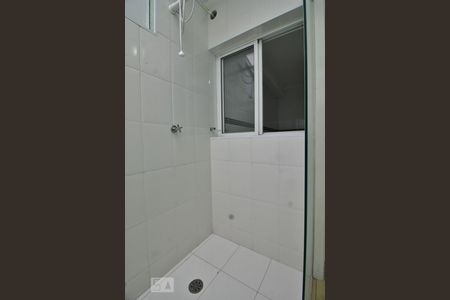 Banheiro de kitnet/studio para alugar com 1 quarto, 28m² em Jardim Peri Peri, São Paulo