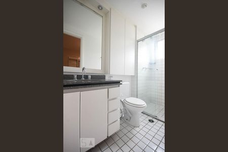 Banheiro suíte de apartamento à venda com 2 quartos, 80m² em Panamby, São Paulo