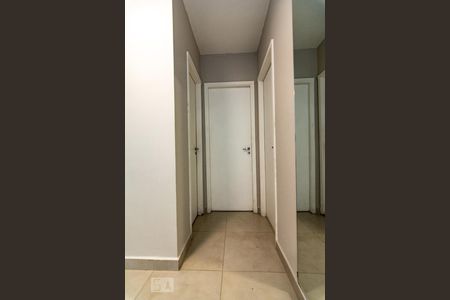 entrada para os quartos e banheiros de apartamento para alugar com 2 quartos, 65m² em Consolação, São Paulo