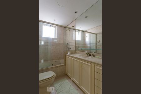 Banheiro da suíte de apartamento para alugar com 4 quartos, 217m² em Bom Fim, Porto Alegre