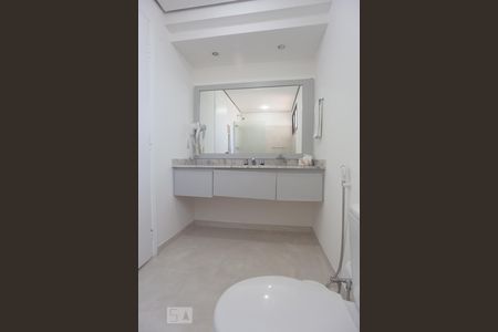 Banheiro da suíte de apartamento para alugar com 1 quarto, 55m² em Cambuí, Campinas