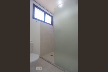 Banheiro da suíte de apartamento à venda com 1 quarto, 55m² em Cambuí, Campinas