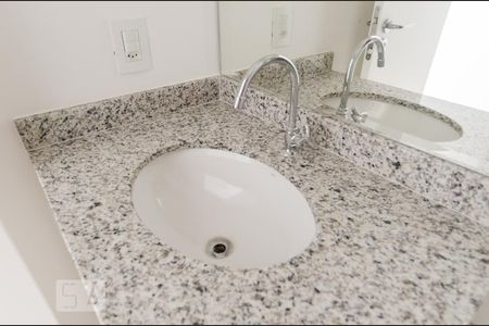 Banheiro de apartamento à venda com 2 quartos, 64m² em Vila Curuçá, Santo André