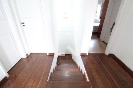 Casa à venda com 262m², 4 quartos e 2 vagasEscadas