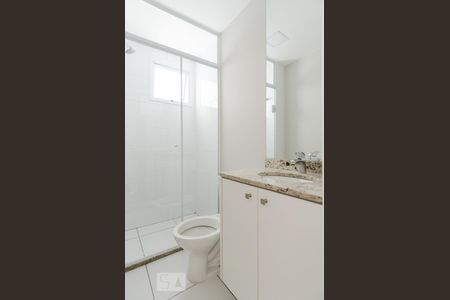 Banheiro de apartamento para alugar com 2 quartos, 50m² em Vila Scarpelli, Santo André