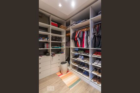 Closet de apartamento para alugar com 1 quarto, 100m² em Passo da Areia, Porto Alegre
