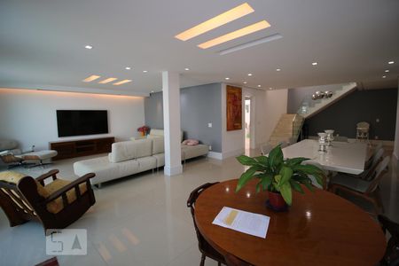 Casa de condomínio para alugar com 330m², 4 quartos e 2 vagasSala