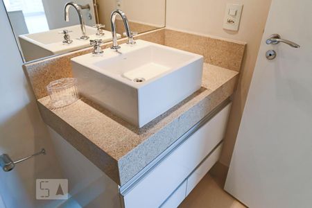 Banheiro de kitnet/studio para alugar com 1 quarto, 49m² em Centro, São Paulo