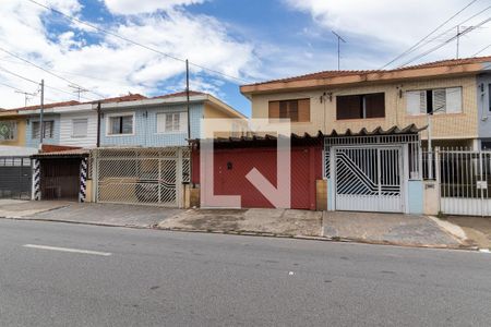 Casa à venda com 102m², 3 quartos e 2 vagas Casa à venda com 102m², 3 quartos e 2 vagasFachada