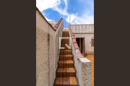 Casa à venda com 102m², 3 quartos e 2 vagas Casa à venda com 102m², 3 quartos e 2 vagasEscada