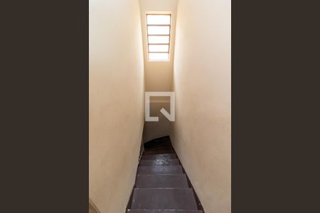 Casa à venda com 102m², 3 quartos e 2 vagas Casa à venda com 102m², 3 quartos e 2 vagasEscada