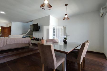 Casa de condomínio à venda com 342m², 5 quartos e 2 vagasSala