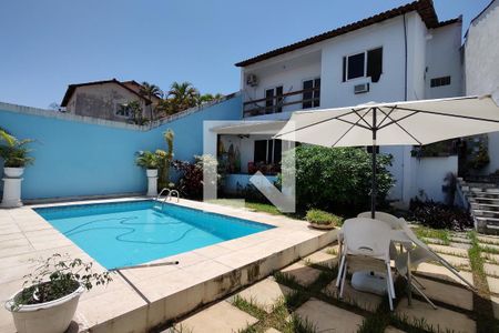 Casa de condomínio à venda com 342m², 5 quartos e 2 vagasPiscina