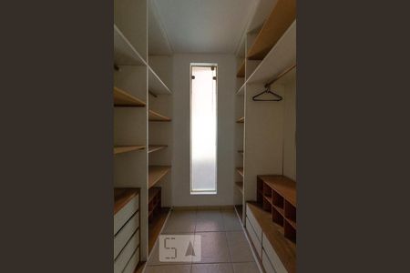 Casa de condomínio para alugar com 497m², 4 quartos e 5 vagas Casa de condomínio para alugar com 497m², 4 quartos e 5 vagasSuíte4 (closet)