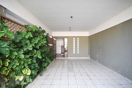 Garagem de casa à venda com 3 quartos, 150m² em Ferreira, São Paulo