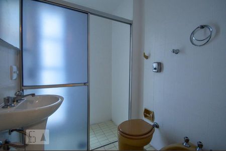 Banheiro ll de apartamento à venda com 3 quartos, 110m² em Higienópolis, São Paulo