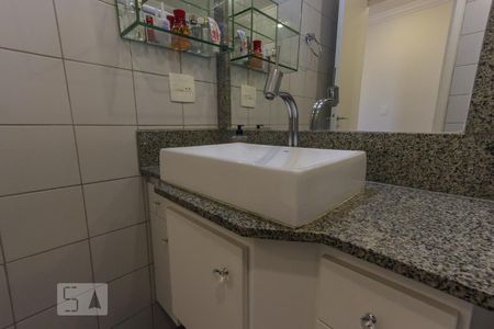 banheiro corredor de apartamento para alugar com 3 quartos, 144m² em Vila Morse, São Paulo