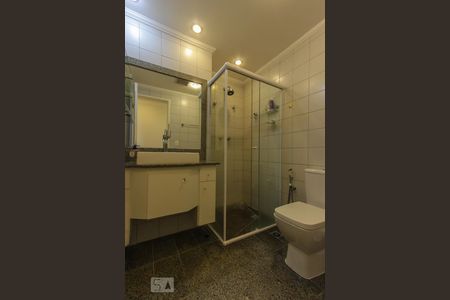 banheiro corredor de apartamento à venda com 3 quartos, 144m² em Vila Morse, São Paulo