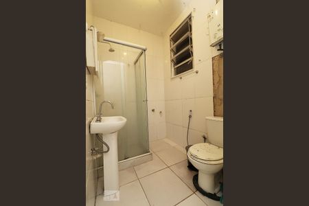 Banheiro. de kitnet/studio para alugar com 1 quarto, 35m² em Copacabana, Rio de Janeiro