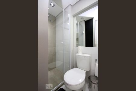Banheiro de kitnet/studio para alugar com 1 quarto, 18m² em Cerqueira César, São Paulo