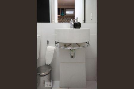 Banheiro de kitnet/studio para alugar com 1 quarto, 18m² em Cerqueira César, São Paulo