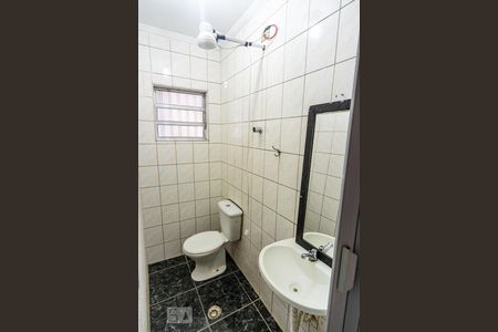 Banheiro de casa para alugar com 1 quarto, 25m² em Chácara Mafalda, São Paulo