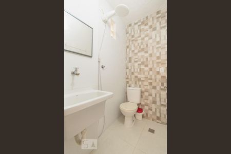 Banheiro de kitnet/studio para alugar com 1 quarto, 18m² em Botafogo, Rio de Janeiro