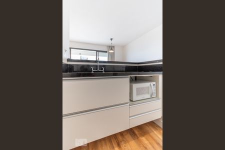 Studio para alugar com 41m², 1 quarto e 1 vaga Studio para alugar com 41m², 1 quarto e 1 vagaCozinha - detalhe armário e microondas