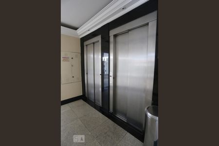 Apartamento à venda com 72m², 2 quartos e 1 vagaElevadores