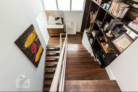 Detalhe das escadas de casa de condomínio para alugar com 3 quartos, 440m² em Alphaville, Barueri