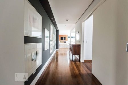 Corredor de entrada de casa de condomínio para alugar com 3 quartos, 440m² em Alphaville, Barueri