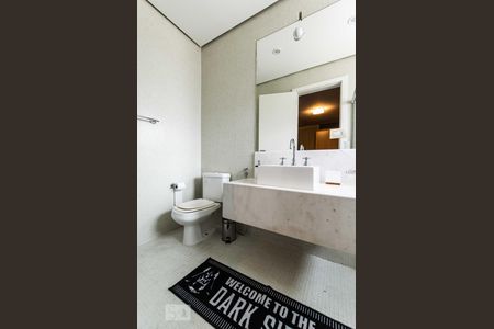 Banheiro da suíte de casa de condomínio para alugar com 3 quartos, 440m² em Alphaville, Barueri