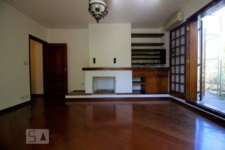 Casa para alugar com 647m², 5 quartos e 4 vagasSala