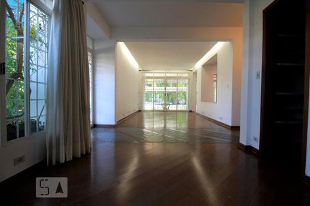 Casa para alugar com 647m², 5 quartos e 4 vagasSala