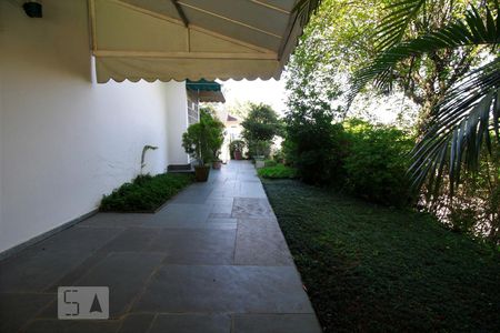 Casa para alugar com 647m², 5 quartos e 4 vagasCorredor externo