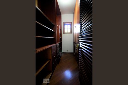 Casa para alugar com 647m², 5 quartos e 4 vagasCloset