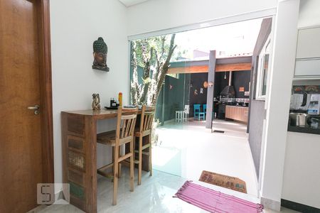 Casa à venda com 161m², 4 quartos e 5 vagasAcesso para o quintal 